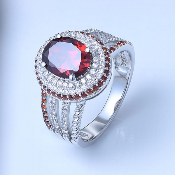 Granada oval de 2 quilates e ródio branco de zircônia cúbica sobre anel de diamante de prata esterlina 
