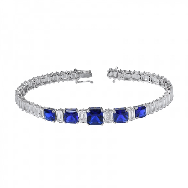 pulseira de safira azul de corte princesa criada em ródio sobre prata esterlina 