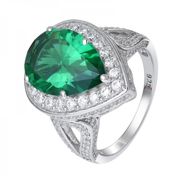 verde esmeralda criado com pêra cortado em ródio sobre anel de noivado de prata esterlina 