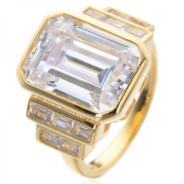 Faixa anelar lustrosa com corte esmeralda de zircônia cúbica banhada a ouro 18K para mulheres 