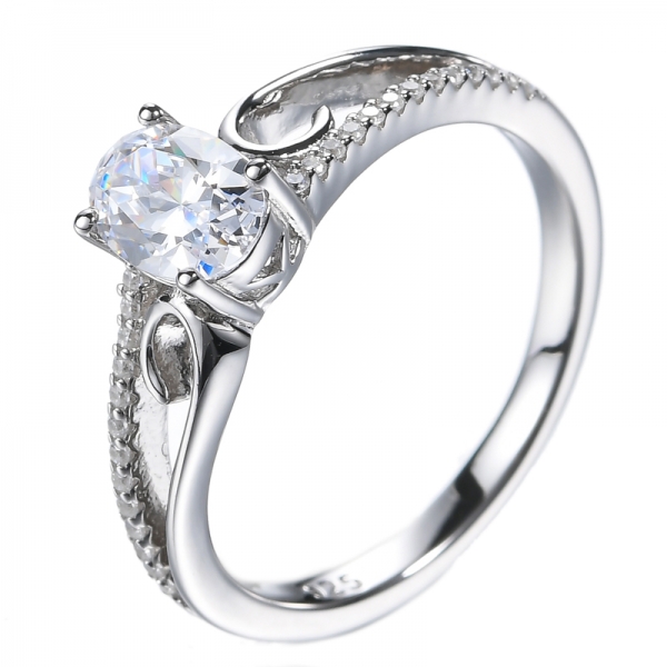 Anel de noivado de diamante CZ de corte oval clássico simulado
 