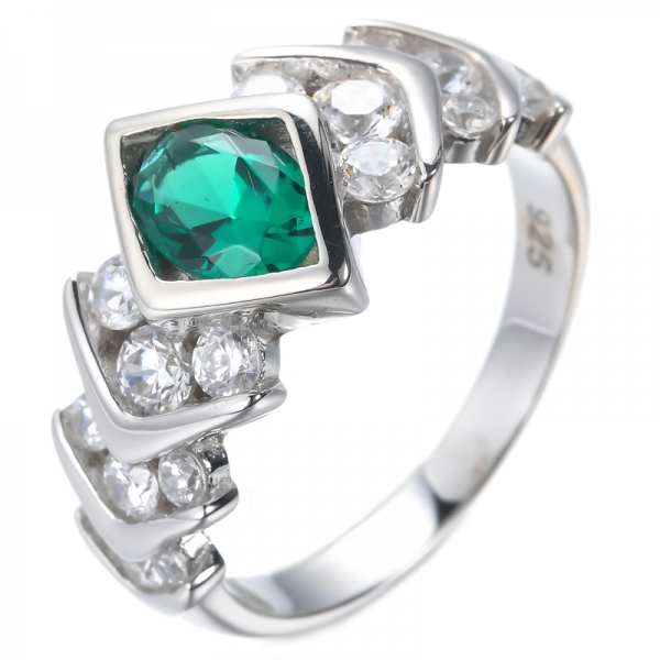 925 oval verde esmeralda centro com banho de ródio sobre anel de prata esterlina
 