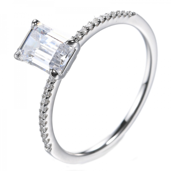 Anel de noivado de prata com diamante de corte esmeralda simulado
 