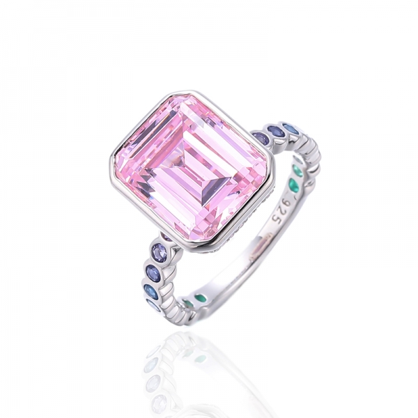 Anel de prata e ródio com zircão cúbico de cor arco-íris com corte esmeralda e diamante rosa 