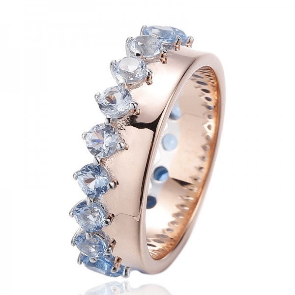Anel redondo de prata com zircônia cúbica em degradê azul e banho de ouro rosa 