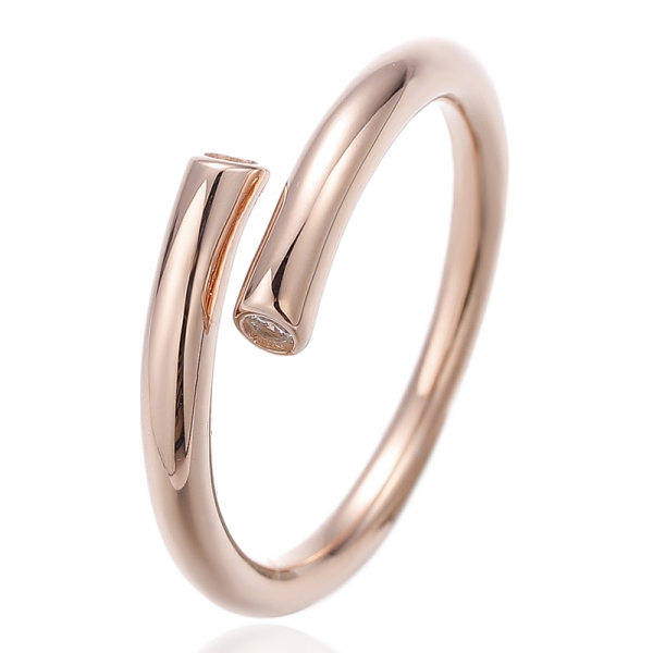 Anel redondo de prata com zircônia cúbica branca e banho de ouro rosa 
