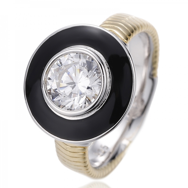 Anel redondo de prata com zircônia cúbica branca e esmalte preto com revestimento em dois tons 