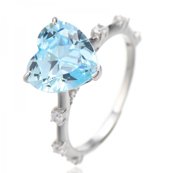 Anel de prata e ródio com zircônia cúbica azul e redonda em formato de coração e diamante 
