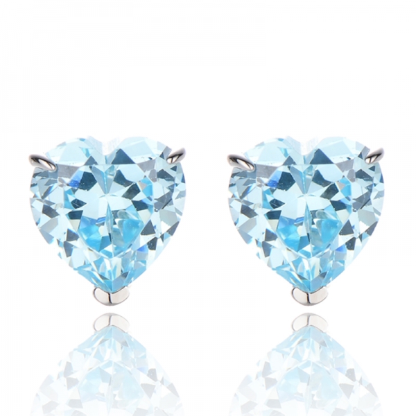 Brinco de prata e ródio com zircônia cúbica azul em formato de coração e diamante 