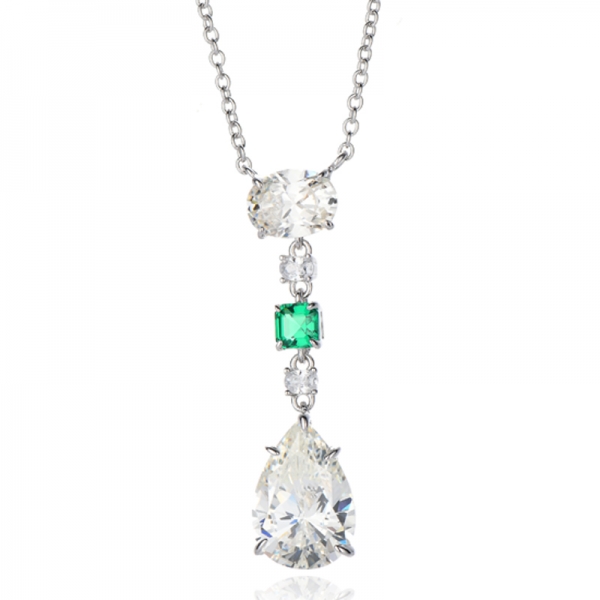 Colar de prata nano ródio com diamante em formato de pera e zircônia cúbica G e verde Asscher 
