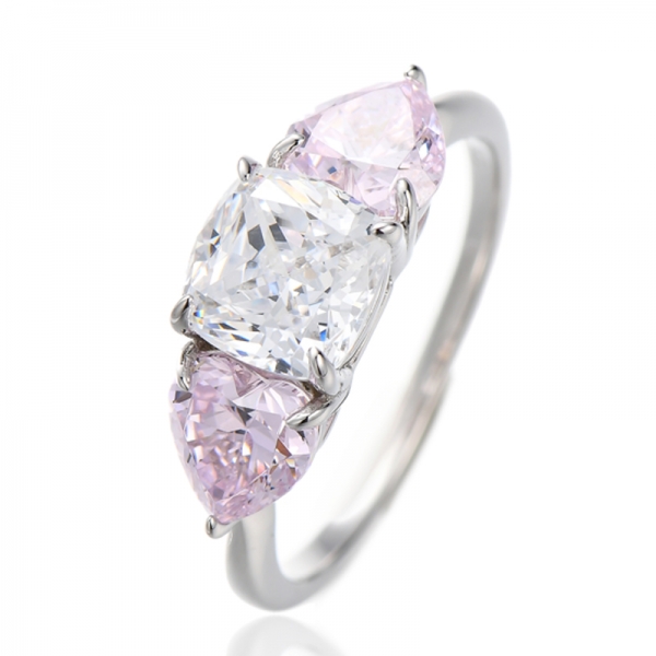 Anel de prata e ródio com zircônia cúbica em formato de coração e diamante rosa e branco almofada 