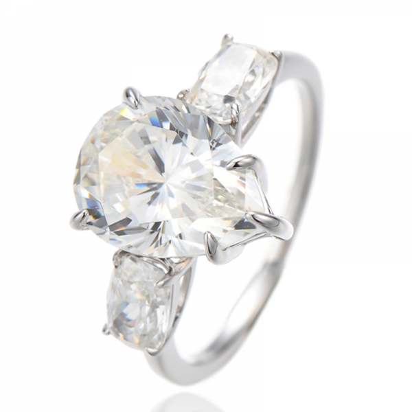 Anel de prata e ródio com zircônia cúbica e diamante almofada em formato de pera 