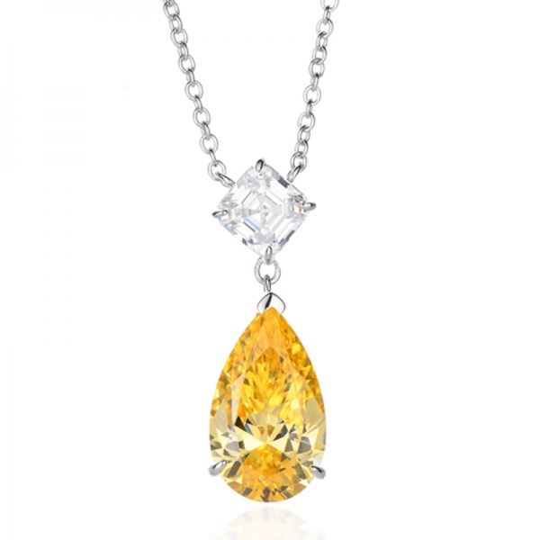 Colar de prata e ródio com zircônia cúbica branca Asscher e diamante em formato de pêra 