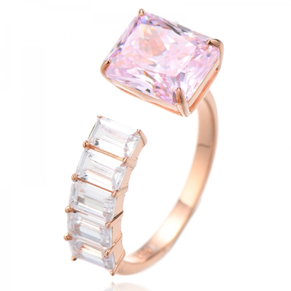 Anel de prata com nano morganita e zircônia cúbica branca e corte esmeralda com banho de ouro rosa 