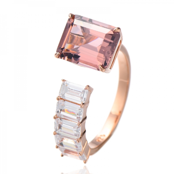 Anel de prata com nano morganita e zircônia cúbica branca e corte esmeralda com banho de ouro rosa 