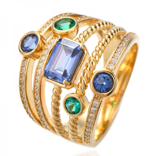 Anel redondo de prata nano verde com zircônia cúbica de tanzanita lapidada esmeralda e banho de ouro 
