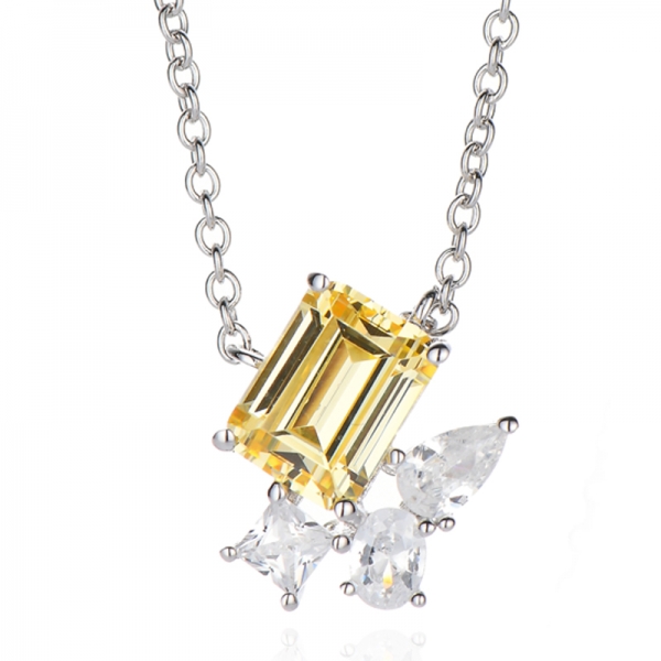 Colar de prata e ródio com zircônia cúbica branca e diamante em formato de pera e lapidação esmeralda 