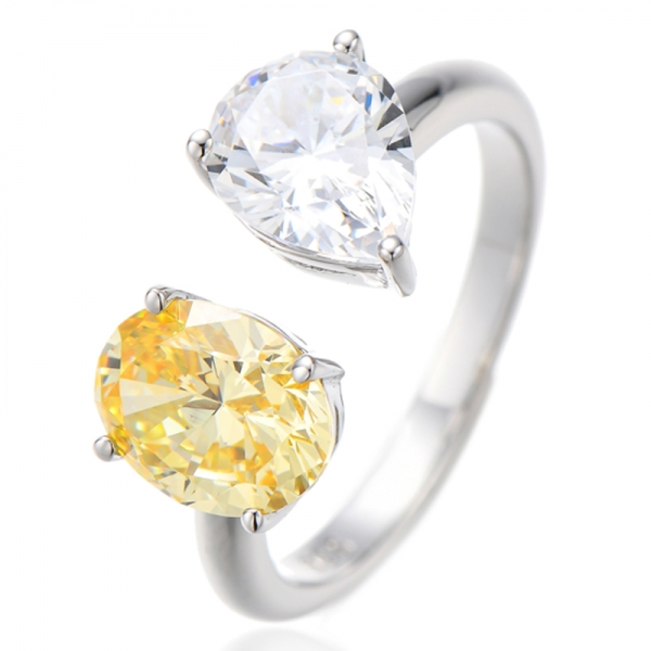 Anel aberto de prata e ródio com zircônia cúbica branca e formato de pera com diamante oval 