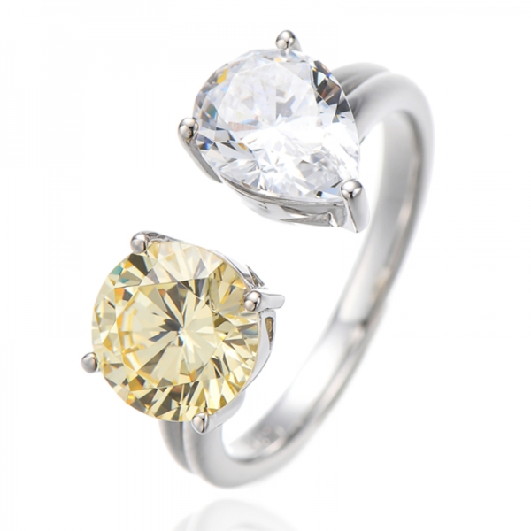 Anel aberto de prata e ródio com zircônia cúbica branca e diamante redondo em formato de pera 