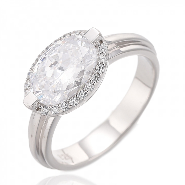 Anel de prata com banho de ouro rosa, cravejado com diamantes em formato oval rosa e zircônias cúbicas brancas redondas. 