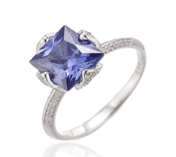 Anel de prata com ródio, cravejado com água-marinha quadrada e zircônia cúbica branca redonda. 