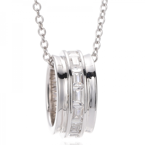 Pingente de prata com ródio e zircônia cúbica em formato de baguete com efeito arco-íris 