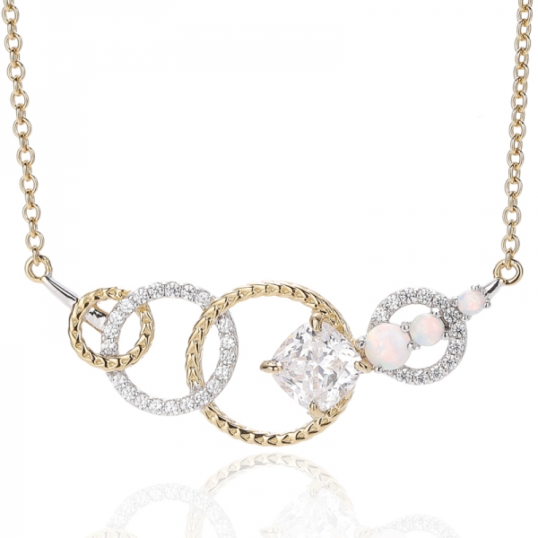 Pingente em prata 925 com opala redonda e zircônia cúbica branca em formato de almofada, com banho em dois tons. 