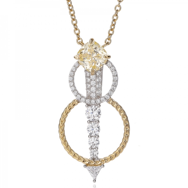 Pingente de prata com banho em dois tons, cravejado com opala redonda e zircônia cúbica branca em formato de almofada. 