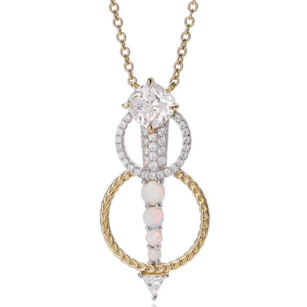 Pingente de prata com banho em dois tons, cravejado com opala redonda e zircônia cúbica branca em formato de almofada. 