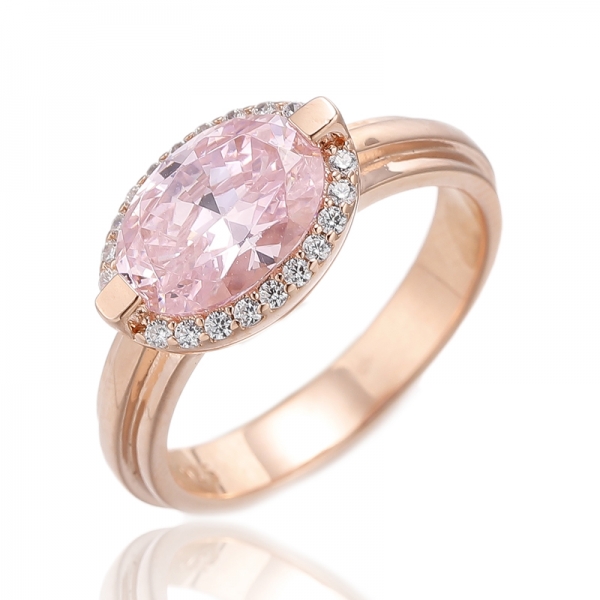 Anel de prata com banho de ouro rosa, cravejado com diamantes em formato oval rosa e zircônias cúbicas brancas redondas. 