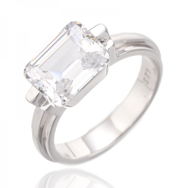 Anel de prata com ródio e zircônia cúbica cinza lapidada em esmeralda 