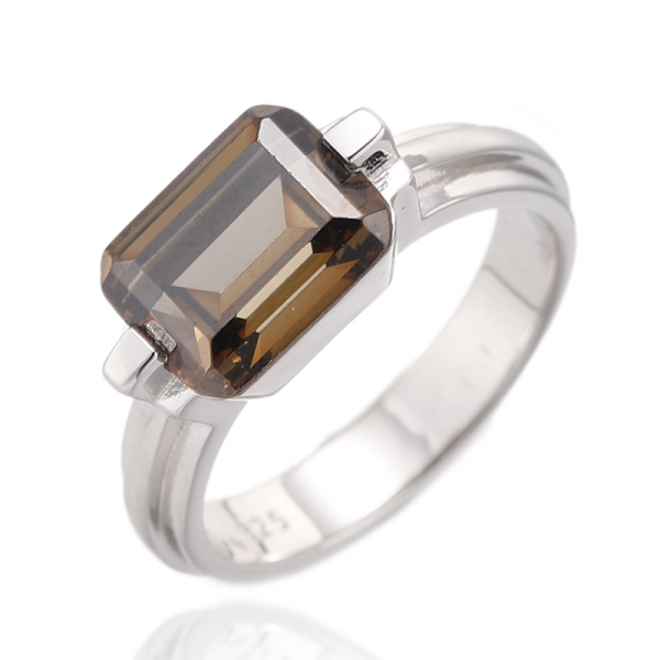 Anel de prata com ródio e zircônia cúbica cinza lapidada em esmeralda 