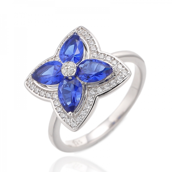 Anel de prata com banho de ouro rosa, cravejado com nano morganita em formato de pera e zircônias cúbicas brancas redondas. 