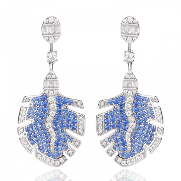 Brinco redondo verde nano e cônico branco com zircônia cúbica banhado a ródio e prata. 