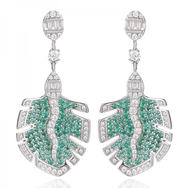 Brinco redondo verde nano e cônico branco com zircônia cúbica banhado a ródio e prata. 